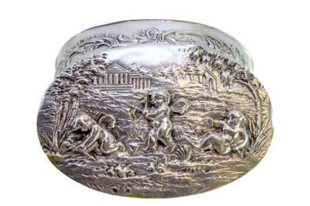 Caixa em prata relevada para terço com anjos na envolvência e na tampa basculante.